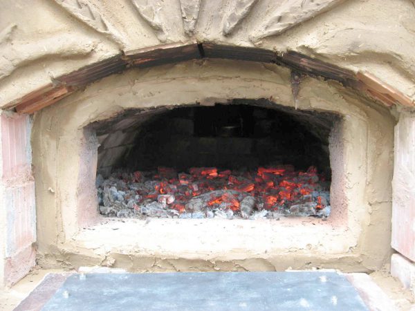 erste Brennprobe im Lehmbackofen